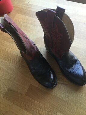 Woman's size 8 cowboy boots they have some scuffs as they are not new